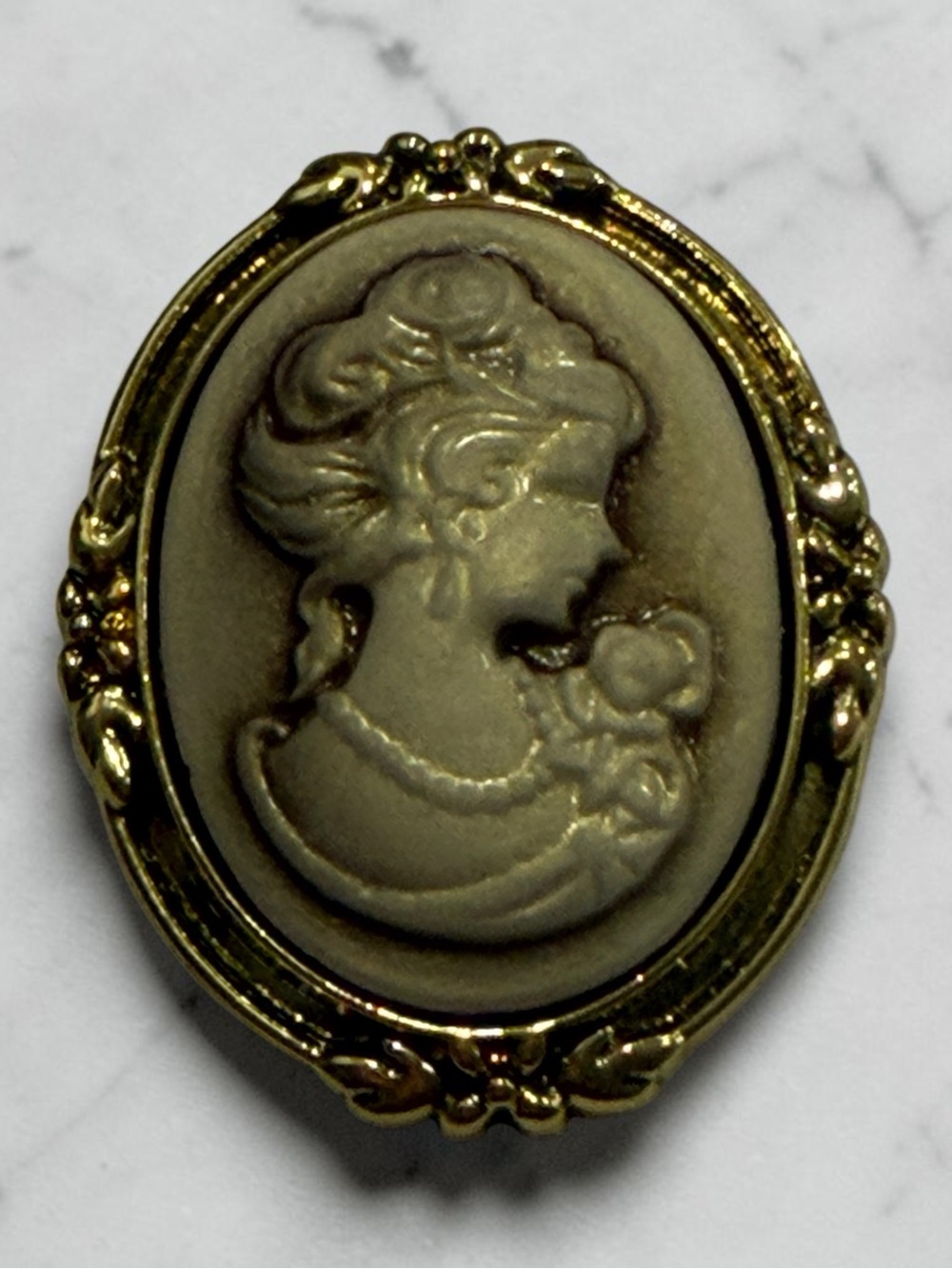 Classic Gold-Tone Cameo Brooch in Cream